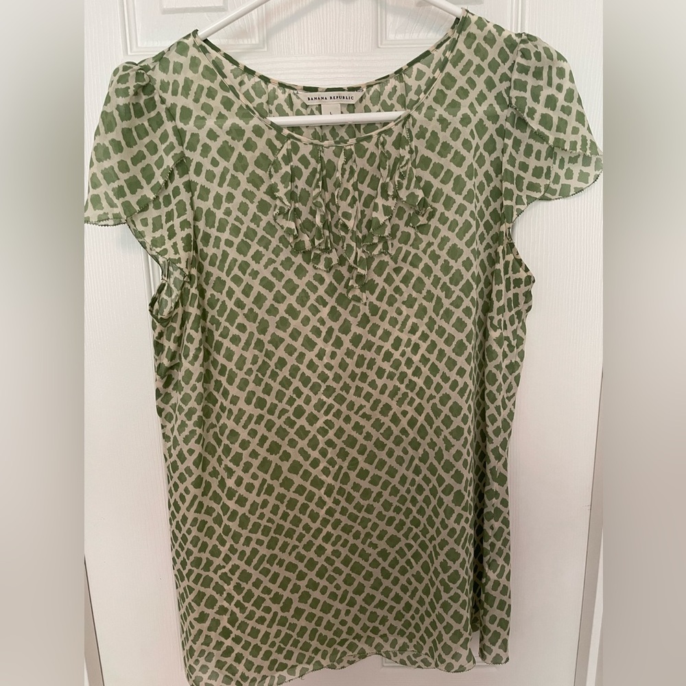Banana Republic green and cream patterned blouse
